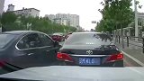 行车记录仪路怒症遇上硬茬子，秒后精彩发生，镜头全拍下！