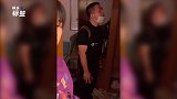 易烊千玺偷拍胖虎被发现，立马假装在自拍，太可爱了！