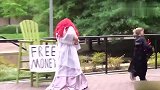 街头出现免费领取钞票得提示，路人高兴坏了，真是太会玩了