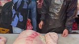小孩来割肉，霸气指挥肉贩子挥刀切割