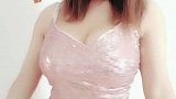 丰满诱人美女扭动身体，看着很迷人