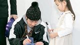 陈冠希现身与萌娃互动 蹲下身为小女孩签名笑容亲切