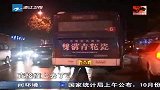 夫妇过马路被撞飞热心市民守护等救援