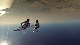 极限-15年-迪拜棕榈岛上空翩翩起舞 双人跳伞玩花活-新闻