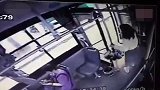 公交司机未关车后门，女乘客上错车后竟直接跳车