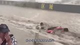 一群穿着比基尼的美女，看到大浪卷来不跑，差点被浪花卷走