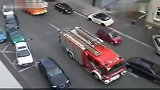 [搞笑]欧洲人是怎样给消防车让道的