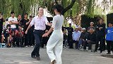 山川大叔和沫飞热情似火的广场舞跳起来