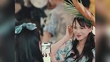 黄圣依给伊能静拍照？拉近一看却是开了自拍前置镜头