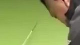 男子钓鱼前先打窝，这份量直接把鱼吃饱了