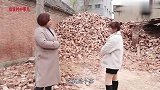 大妈盖房堵路，邻居上门理论被指着鼻子骂，儿子做法感动