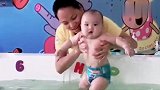 漂亮阿姨教小宝宝游泳,没想到宝宝这么享受,小表情太萌了！