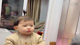小家伙想吃鸭头，爸爸给她说辣，结果她还是不明白什么是辣