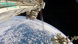 宇航员在国际空间站修复仪器，该仪器用来探索发现暗物质