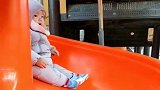 本来想给宝宝试一下玩滑滑梯，结果上瘾了，都玩一上午了