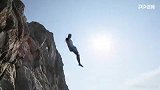 瑟瑟发抖！极限运动员真实不要命 从陡峭悬崖直接跳入大海
