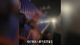 男子骑车带娃撞护栏受伤，嫌120麻烦孩子继续走，路人仗义出手