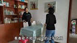 小姑子给两个孩子买新年衣服,孩子试穿后，高兴的合不拢嘴