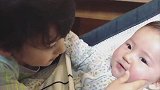 小哥哥和小宝宝互相摸对方的脸，画面把心都融化了！