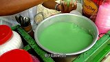 大叔卖“纯天然”小吃，路人质疑是“色素冻”，老板：真不识货！