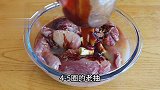 买了5斤猪颈肉在家腌酱肉，做成自制烤肉，鲜嫩好吃，做法又简单