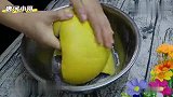 柚子浑身都是宝，把皮放锅里煮一煮，香辣下饭，又是一道特色菜