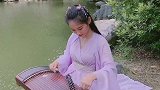 闺蜜户外古筝弹奏《送亲》，旋律优美略带点伤悲，浑身散发出自信