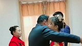 养了多年的小棉袄远嫁，新郎等了半天，爸爸抱着不舍得撒手！