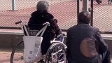 山东德州一对老年夫妻并排而坐看大学生打篮球  网友：羡慕这样的爱情 简单的幸福 父母爱情