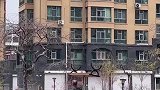 大爷拿小区躺椅做锻炼，连夜焊地上，让他知道人心险恶