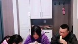 妻子吃肉让老公啃骨头，旁边的女儿的反应亮了！