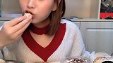 一桌子的甜品，美女挨个吃个遍儿，哇塞爽歪歪啊！
