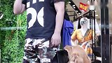 金毛路虎捡到小姑娘的学费，等着她来取走，聪明又善良的狗狗
