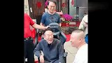 郭德纲看望杨少华爷爷，临走时杨少华起身相送，郭德纲担当不起