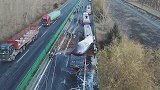 高速路上两车相撞，33吨乙醇汽油泄漏，12台消防车出动救援
