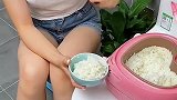 这个小兔子饭勺盛米饭不会沾，用完还可以立起来，好看又实用