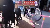 女孩自行车“表演”，原谅我不小心笑出了声啊