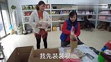 徐霞闲不住干点零活，妹妹拿来两套新衣服，宝宝出生后衣服我包了