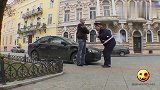 国外恶搞：警察查酒驾,吹检测仪屁股放出烟火