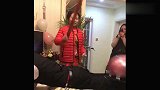 伴娘手拿木棒打伴郎屁股，下一秒后，伴娘羞愧的捂住了双眼！