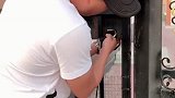 非凡和老陈头好心帮邻居锁门，谁料闹出了这样的事，太尴尬了