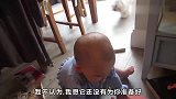 宝宝不玩玩具改玩书了，爸爸发现后不由感叹，长大了！