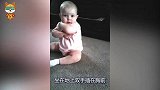 妈妈不带宝宝去公园玩，下一秒宝宝的动作，让妈妈回心转意