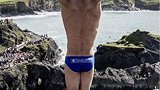 极限牛人悬崖跳水 360度转身完美入水