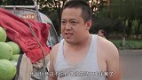 小伙卖西瓜占美女5毛钱便宜，第二天竟然倒贴10元，套路太深了