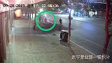 小哥夜跑做这件事被监控拍下 寻人启事发布后县委书记点赞