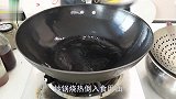 “手撕包菜”是焯水还是过油？其实都错了，看饭店大厨是怎样做的