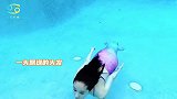 王子文再晒游泳视频秀身材，自曝娇小身材只能穿童装美人鱼尾巴