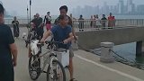 大爷在江边钓到大鱼，路人一看不断赞叹