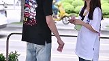 情侣之间，到底应该谁管账？